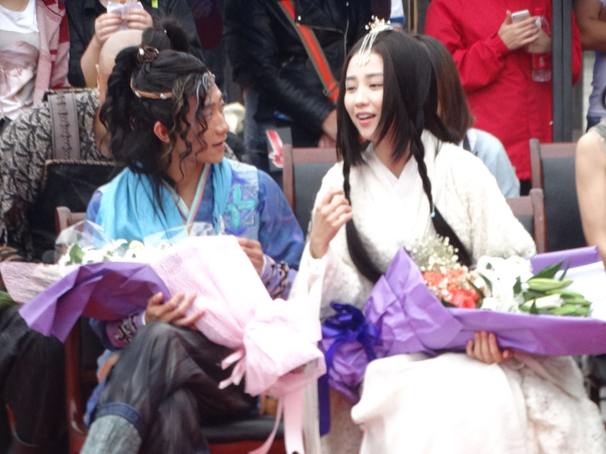 给我推荐个电影内容要搞笑又悲伤恐怖又温馨热血又恋爱