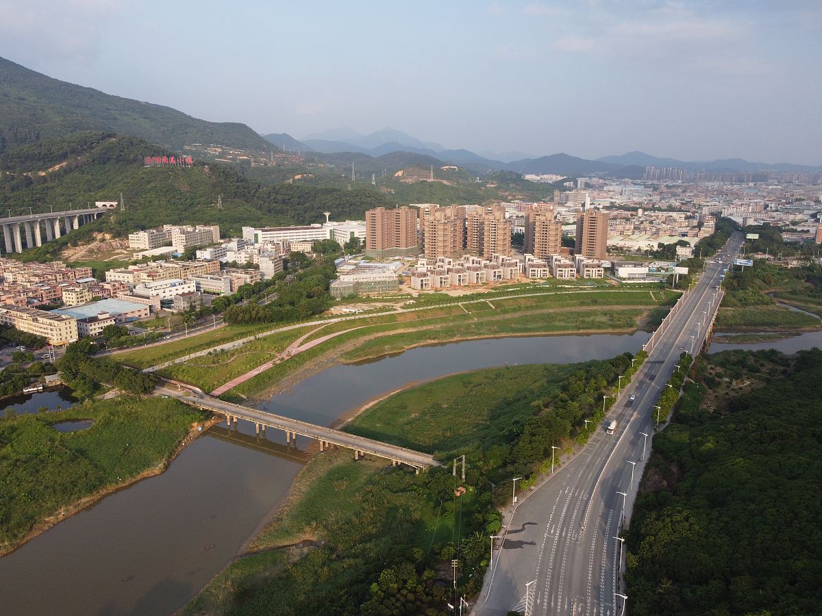 2020年10月3日,航拍广东东莞清溪镇城市风光.