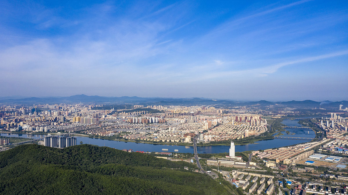 2020年7月30日,吉林省吉林市松花江上的雾凇大桥(无人机拍摄).