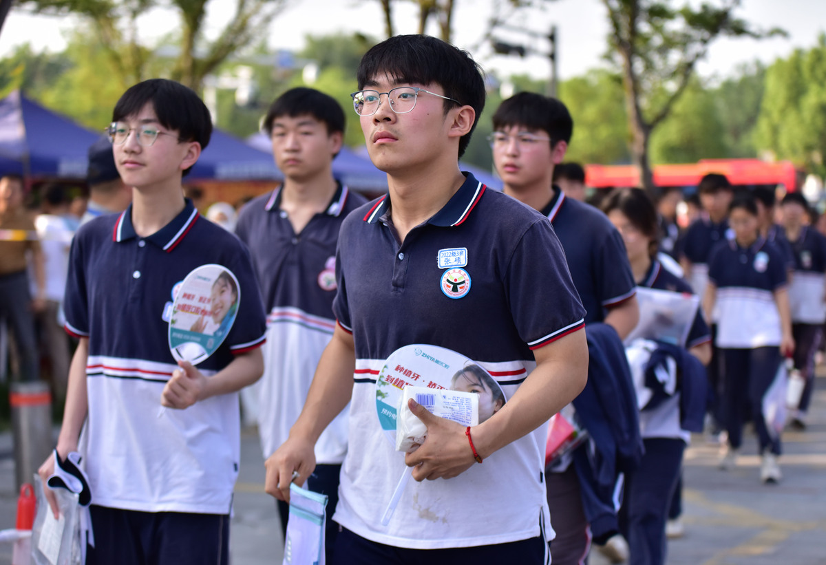 请写一段200字左右关于发放校服的现场新闻稿