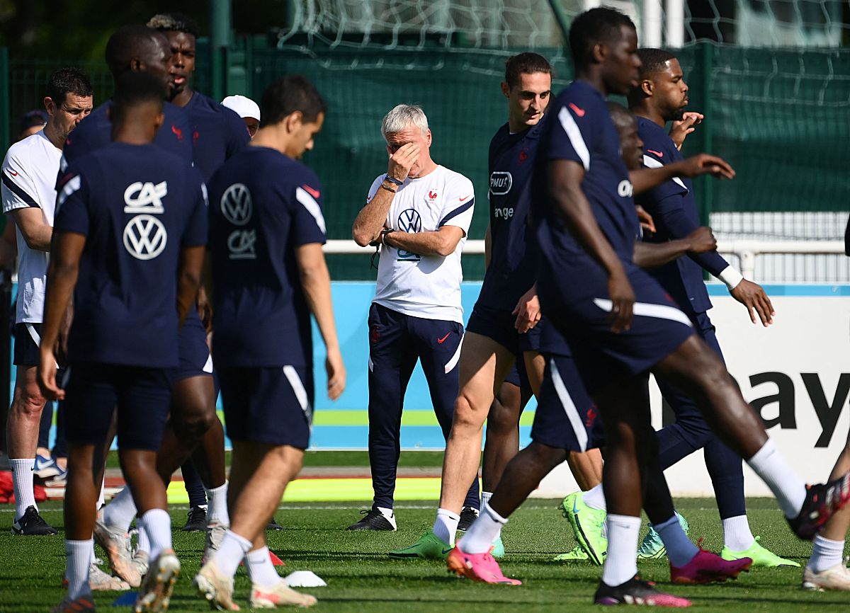 fran<strong>c</strong>e's coach didier deschamps (c) leads a training session at