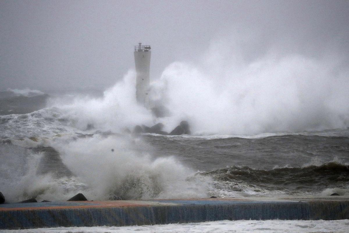 当地时间2019年10月12日,台风"海贝斯"即将抵达日本,当地天气恶劣.pho
