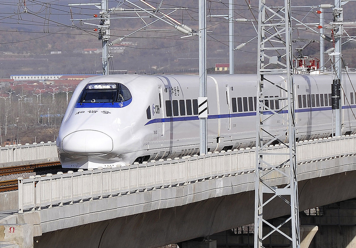 高铁高速运行的安全保障：速度与安全的平衡