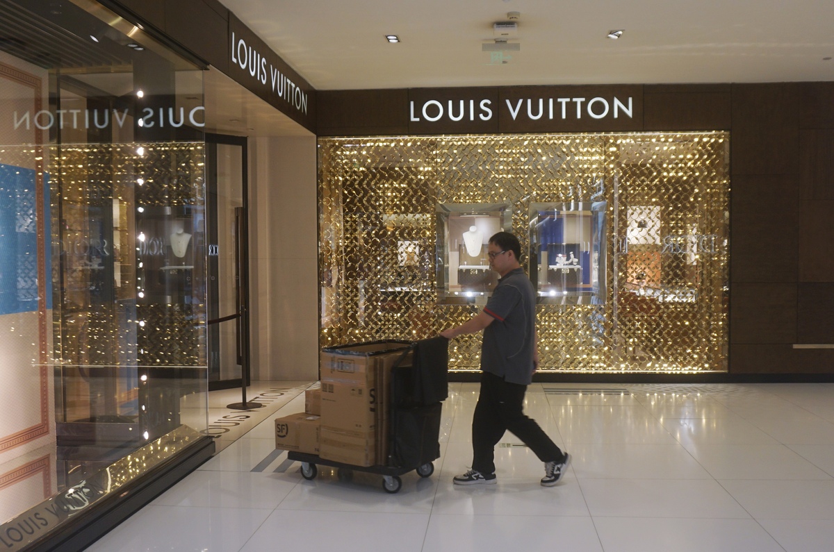 时尚 LVMH总裁访华是中国奢侈品市场的新机遇吗？LVMH集团首席执行官Bernard Arnault以及旗下多个奢侈品牌高层在中国进行市场走访同行的还有他的女儿Delphine Arnault和儿子Jean Arnault。从27日到29日他们到访了北京、成都和上海。北京6月27日有网友恰巧偶遇Bernard Arnault现身北京开启在华巡店之旅。这也是这位全球首富在新冠疫情之后的首次访华之