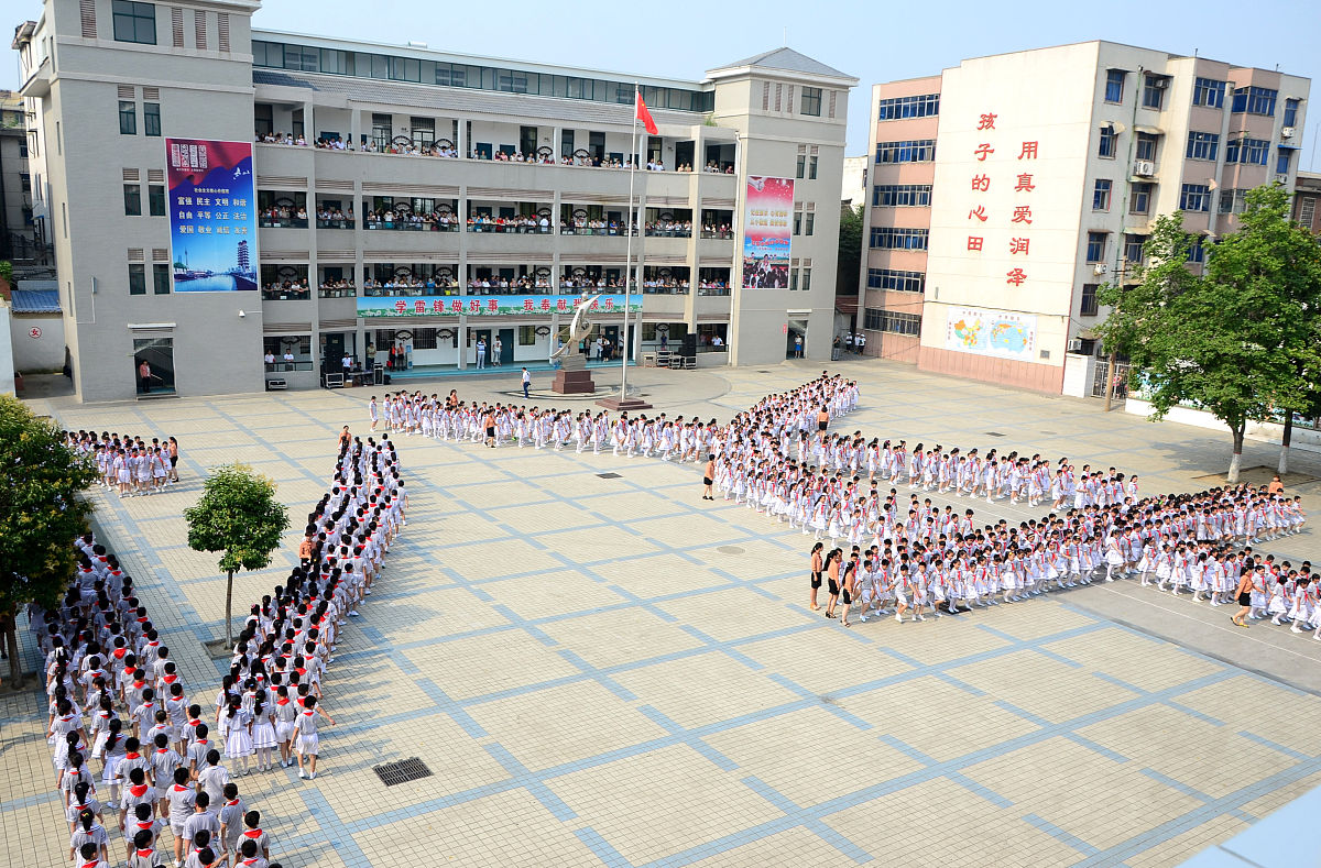 2015年06月10日,河南许昌,许昌市文化街小学组织开展大课间操观摩活动