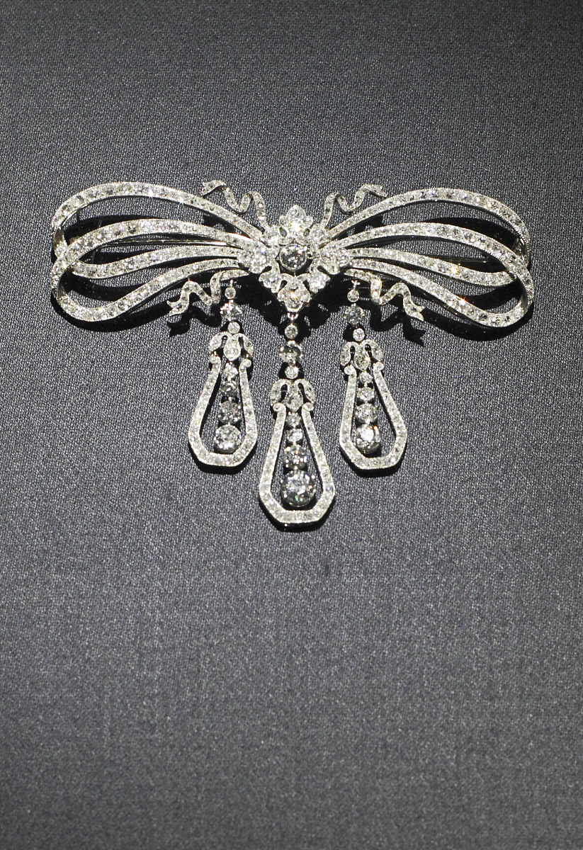 翅膀胸针：时尚饰品，象征自由与成功