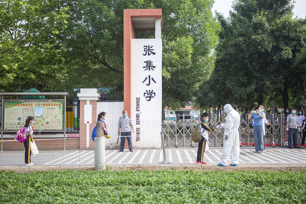 2020年5月25日,山东滨州,测量完体温,正常无异后,学生们陆续进入久违