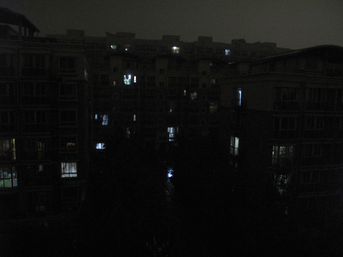 6月16日中午12时,北京南城某小区白天已经变成黑夜,不