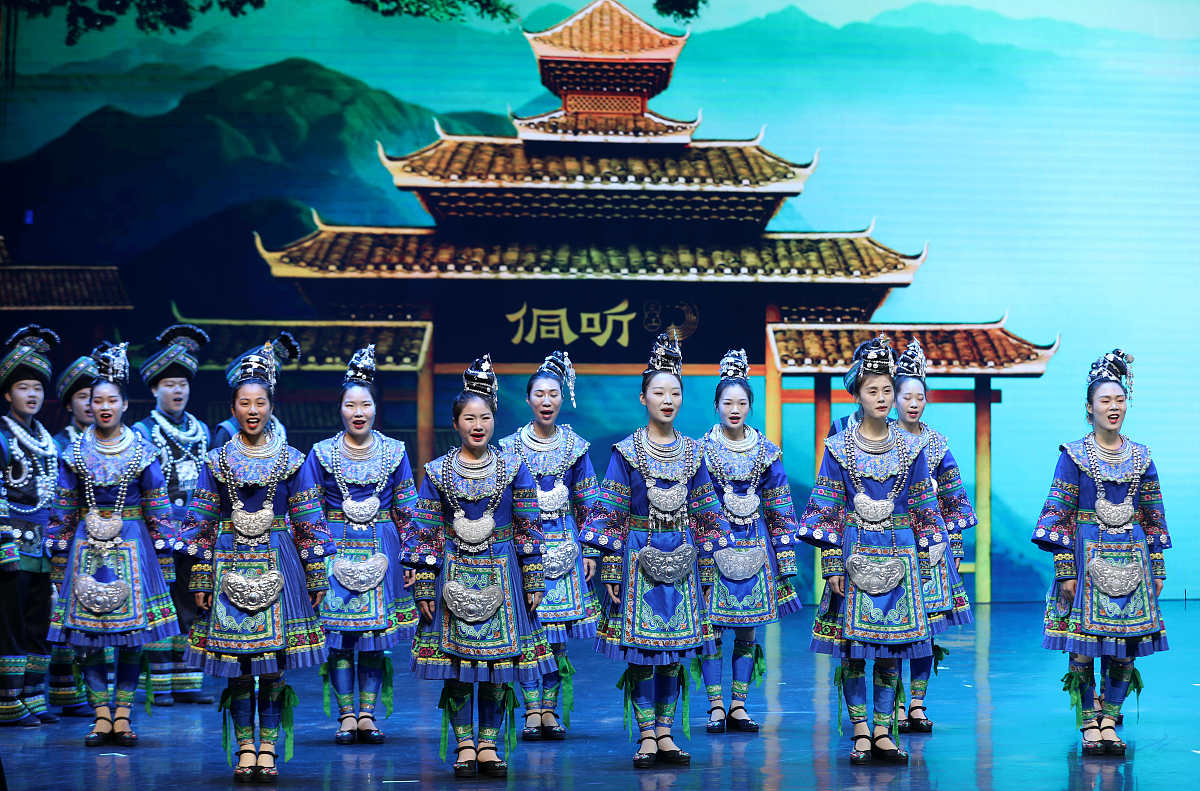 2021年3月13日,广西三江侗族自治县,游客们通过游侗寨,品侗宴,观演出
