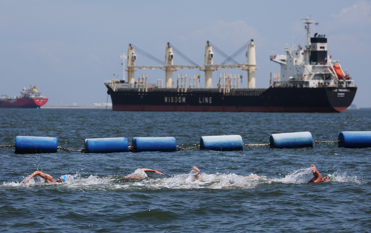 卸货燃油泄漏，码头及时清除海面油污