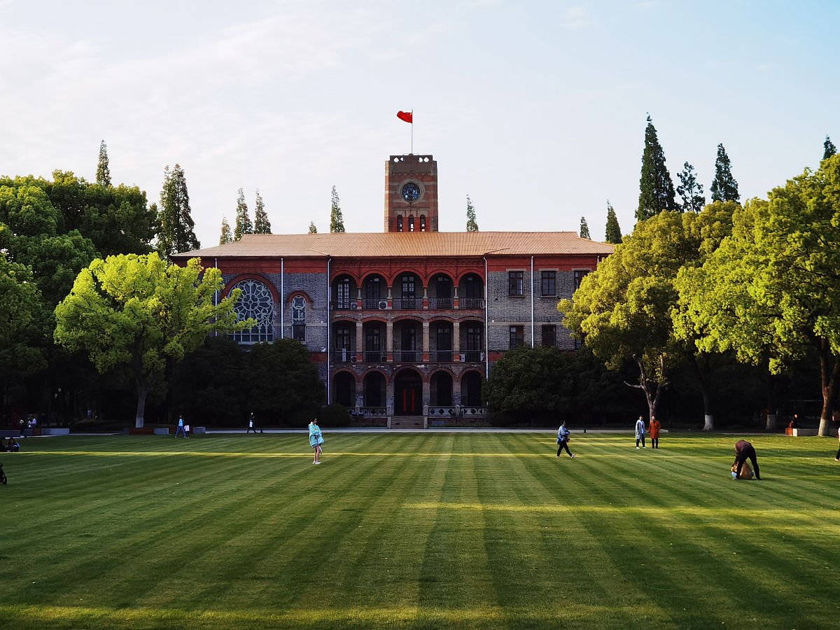2021年4月20日,江苏省苏州市,著名高校,百年名校苏州大学,师生和孩子