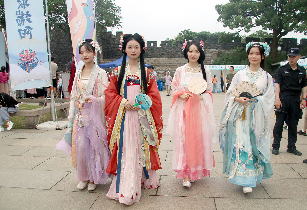 汉服穿着指南：从挑选到搭配，让你优雅演绎传统之美