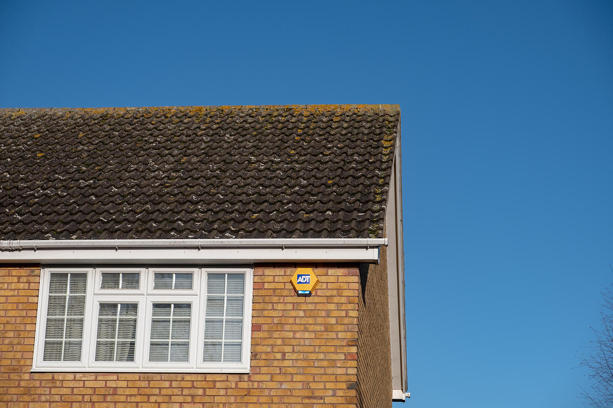 请你写一段文字可以加到论文中关于介绍蜂鸣器电路报警电路由S8550和1K上拉电阻组成蜂鸣器构成及其原理图及其功能特点性能技术参数