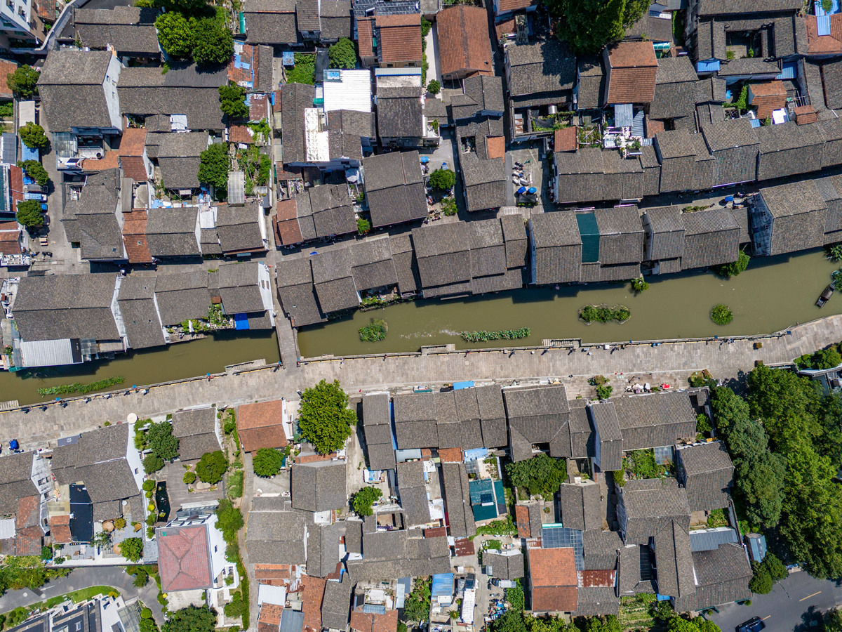 航拍与运动镜头：如何拍出更生动的古镇影像