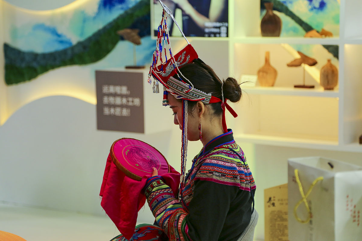 2020年11月20日,上海,第三届长三角国际文化产业博览会上,参展手工艺