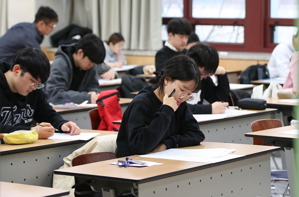 当地时间2018年11月18日,韩国首尔,高考考生们参加高考论述考试.     