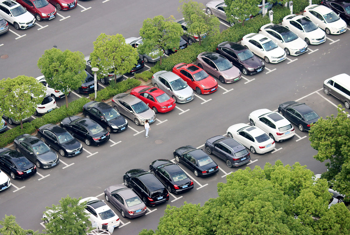 黄山北站停车场停五天多少钱 2小时内免费 超过2小时5元小时 一天最多40元帮我用180字详细描述