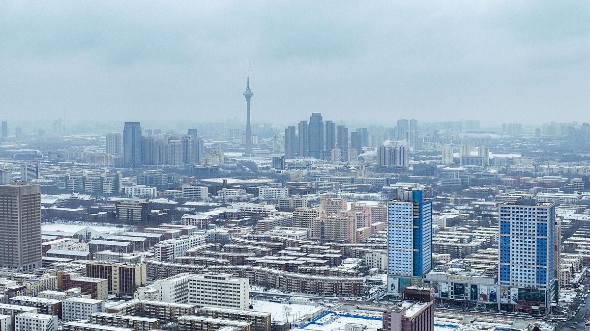2022年2月13日,天津,瑞雪中的城市美景.