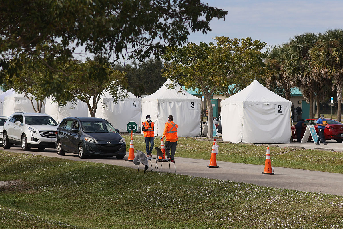 写一篇比亚迪汉车友会农场自助烧烤车友会活动要有沿路比亚迪汉车队拍照过程车友们吃饭过程及雨中农场玩耍过程。