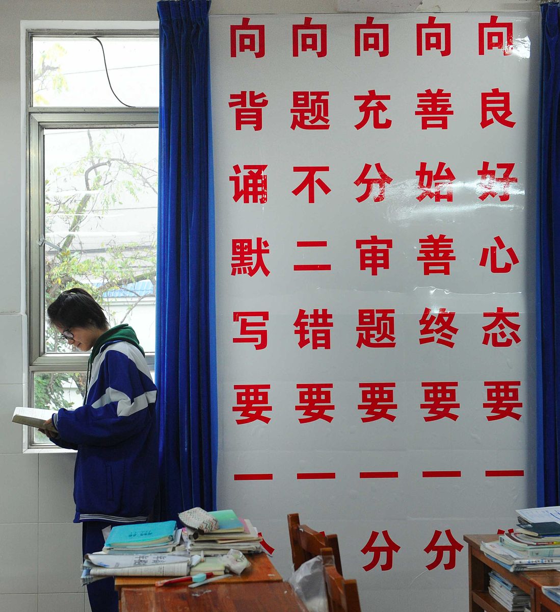 校园文化标语：敬业爱生，联语形式（30字内）