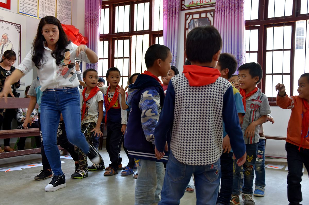 human 改写随着网络技术的进步与普及家庭与幼儿园的交流方式发生了变化。教师可以通过微信软件与家长进行交流与幼儿进行线上教学互动了解幼儿在家中的行为表现并对幼儿在家中的活动做出适当的指导与评价。;