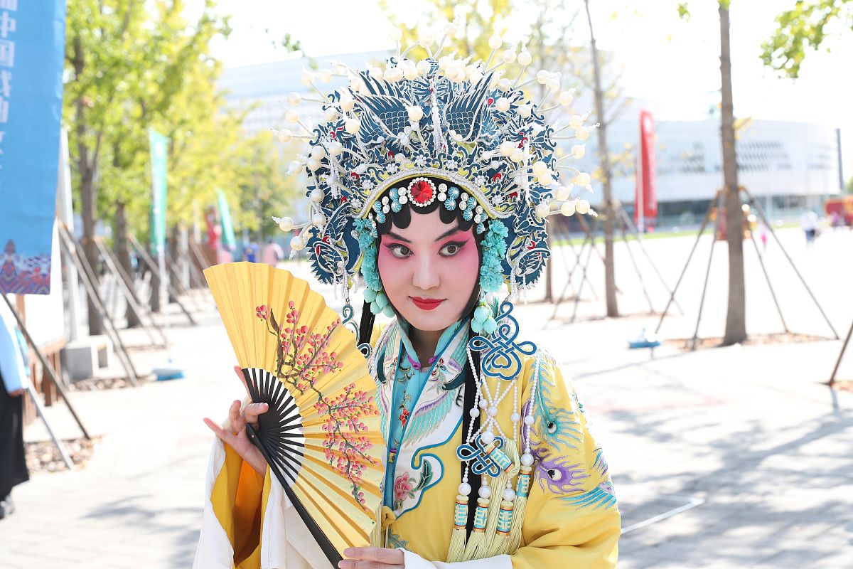 2021年10月1日,第五届中国戏曲文化周主场活动在北京园博园举行.