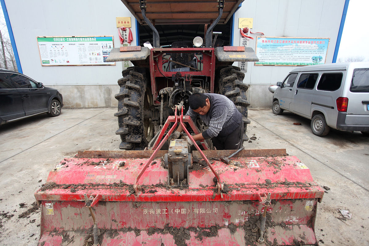 履带式旋耕机60马力下坡没有刹车踩下刹车踏板车跑的更快。