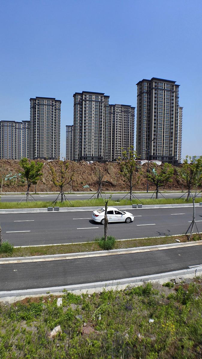 关于港务区绿地二期住宅小区混凝土道路施工项目的施工要求写成一段话的形式。