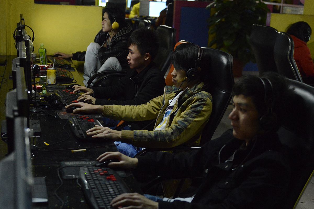 以我的大学生活写一篇一万字的故事。故事围绕男生言情现代网吧网游为主题开头能吸引人。