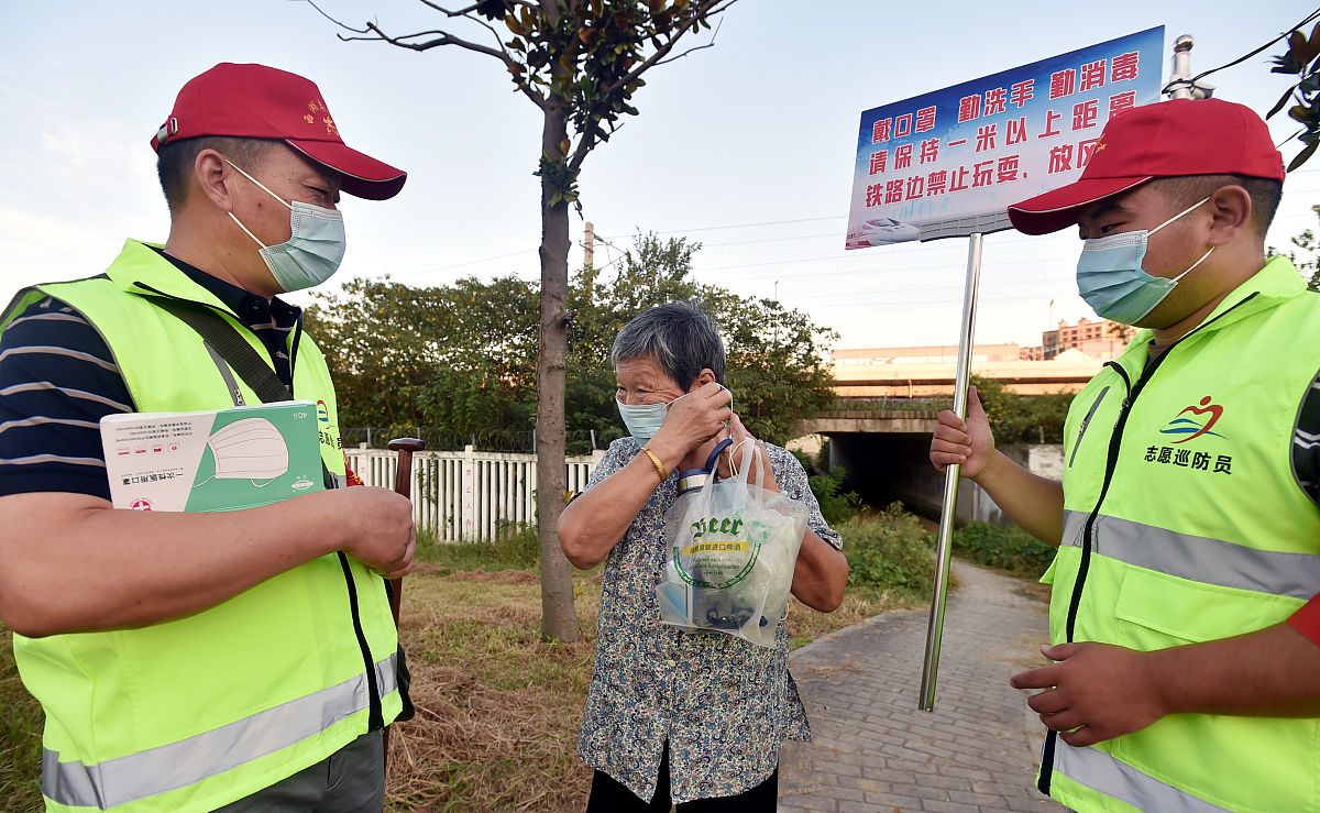 对园区进行防风防汛安全检查及向商户派发相关通知。换个说法