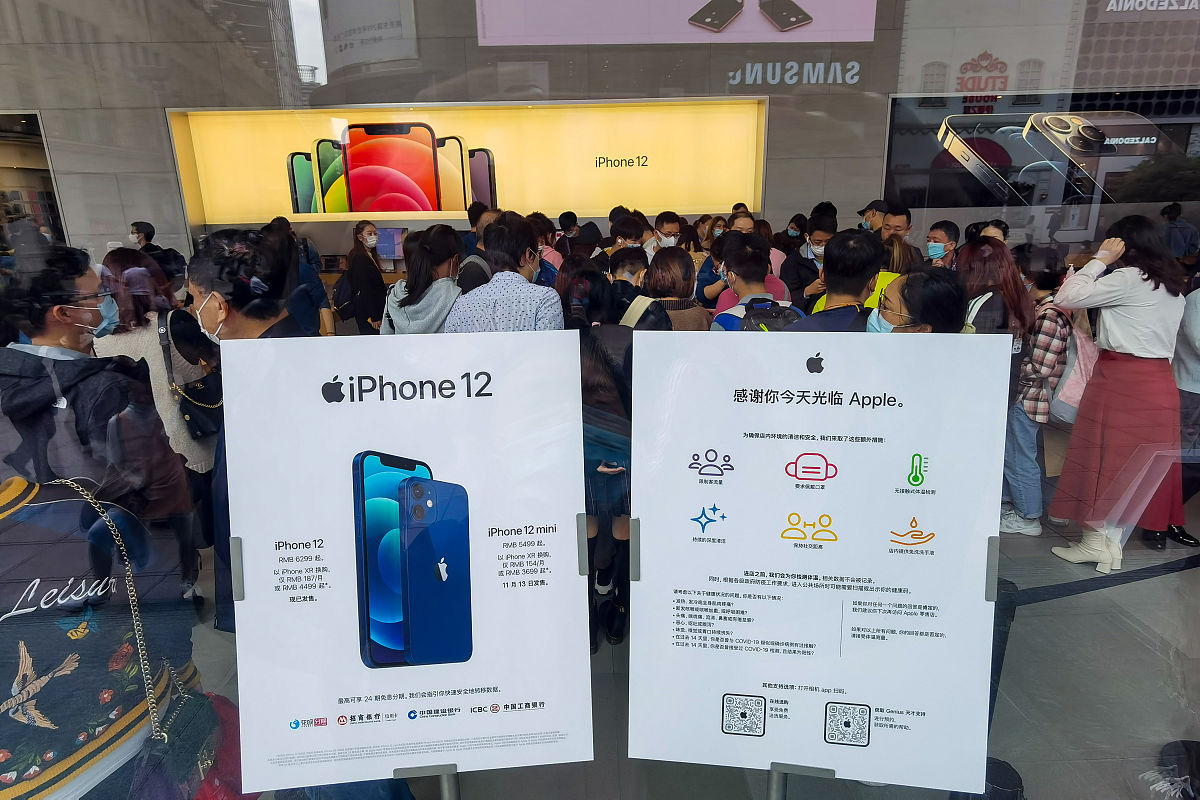 2020年10月26日,上海,南京路苹果手机专卖店内顾客云集,现场工作人员