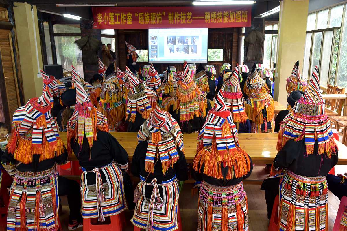 2018年10月24日,广西贺州,八步区步头镇黄石村的贺州市瑶族服饰传承基
