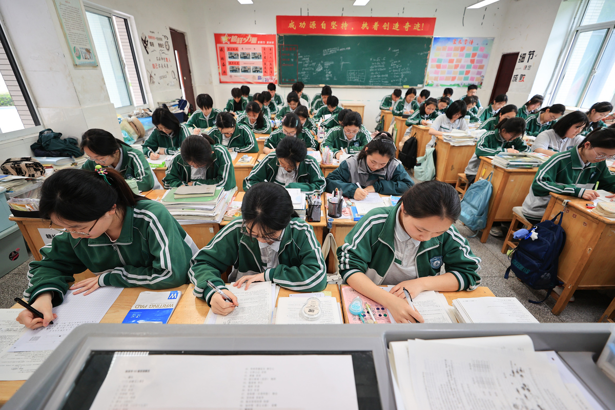 论述中学语文课堂师生交流中存在师生交流流于形式问题写成一段话格式不少于500字。