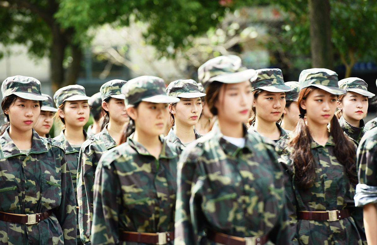 今天是东莞市第八高级中学高一新生第五天军训军训内容为：1早上同学们复习了军体拳和手语操2下午复习了广播体操和军体拳3晚上展开了爱笑强国青春有我。东莞市第八高级中学高一年级合唱比赛将以上是写为一篇500字推文重点放在合唱比赛上