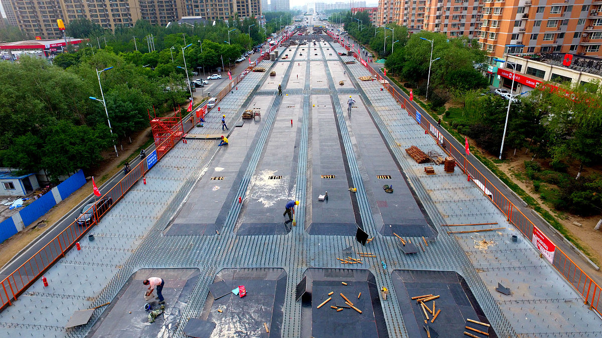 随着中国城市化进程的加快发展，城市道路交通也进入快速发展时期。城市快速路作为城市道路交通的重要组成部分，其安全施工状态也越来越受到人们的重点关注。城市快速路工程施工工艺复杂、