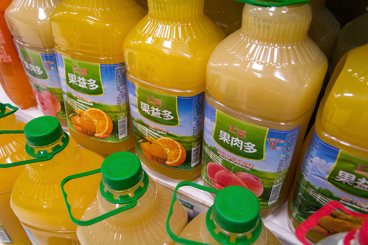 8月26号当天我们精心准备了大量的黄金果枇杷汁并携带去村超现场而且免费赠送给了前来参观的游客和地居民。我们的目标是向他们展示我们金果兴农团队自主研发的枇杷汁的独特魅力并向他们介绍我们的果汁制作过程以及成品的功效等等。将以上内容扩充一点