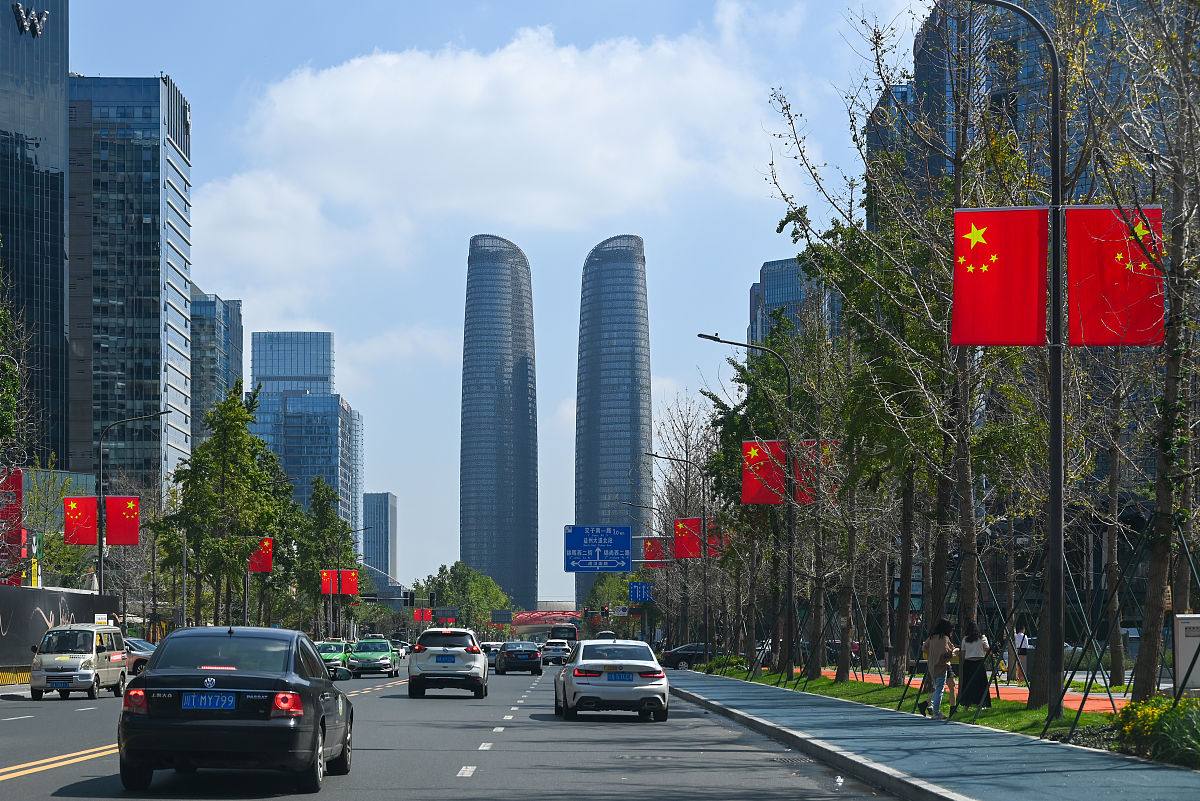 2021年9月28日,成都,交子大道悬挂的国旗.(如需下载使用,请务必署名: