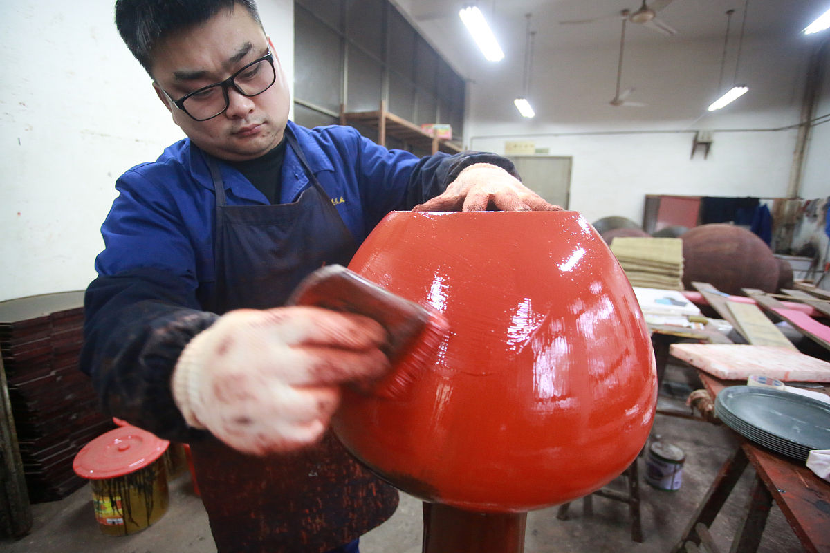 2021年1月21日,江苏扬州,工人在制作漆器制品.