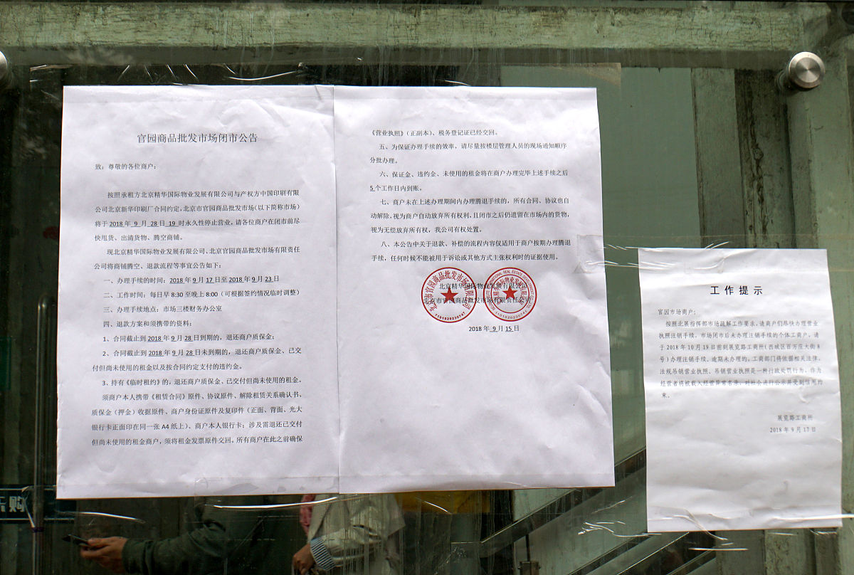 为论文快递合同中消费者权益保护问题研究写一篇研究背景及意义写成一段话不少于500字。