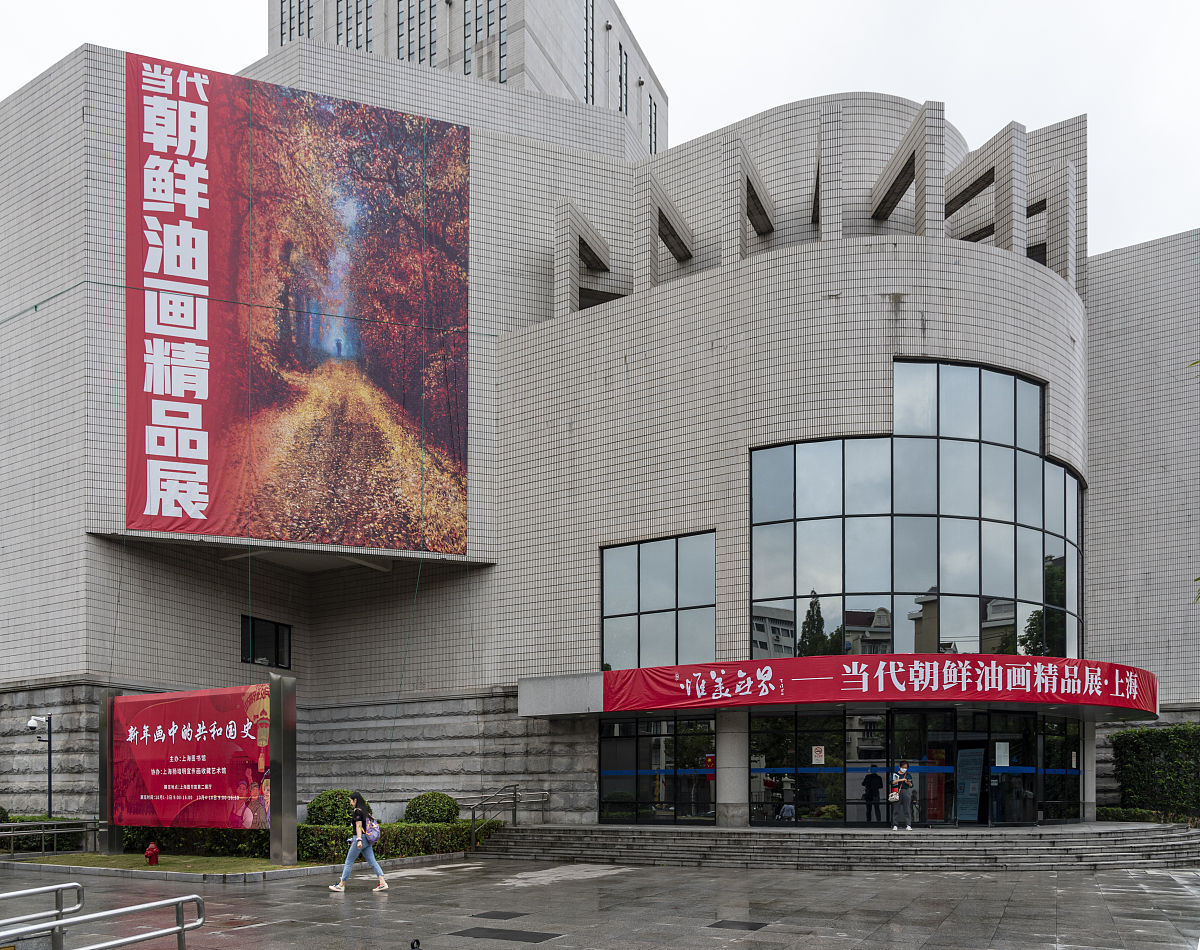 2021年10月7日,游客在上海图书馆参观《惟美无界-当代朝鲜油画精品展