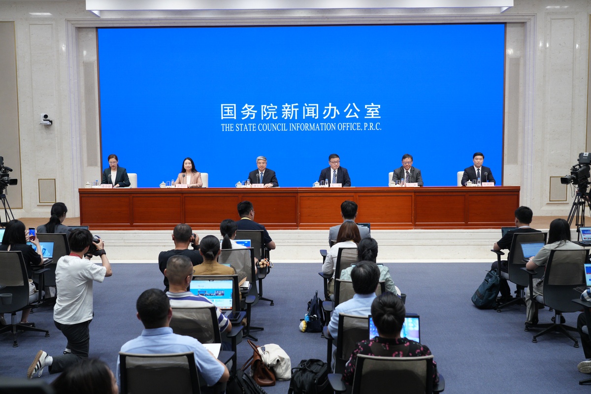 写一封关于第二次召开政策文件修订意见座谈会的邀请函阐述再次修订文件的重要性