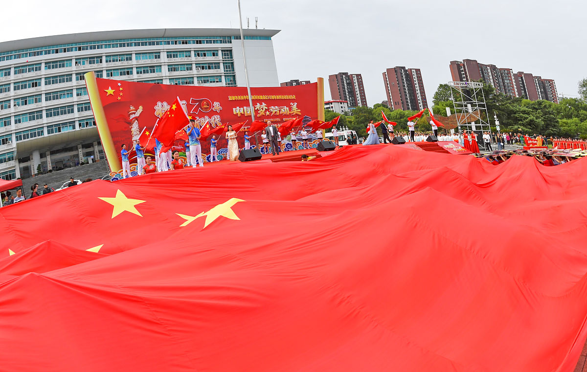 艺术设计学院升旗仪式通讯稿：传承爱国精神，共赴美好未来