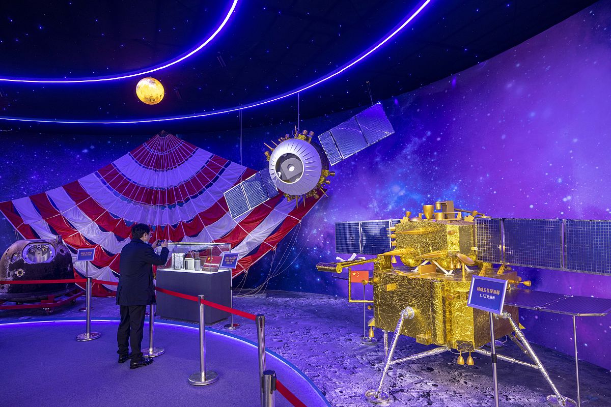 幼儿园要举行国旗下的宣言请以幼儿园孩子的口吻帮助幼儿园中三班吴一辰写一篇演讲稿演讲的主题是致敬航天人追逐航天梦发言字数控制在800字左右通过对中国航天事业的敬意激发爱国热情展现风采传递正能量