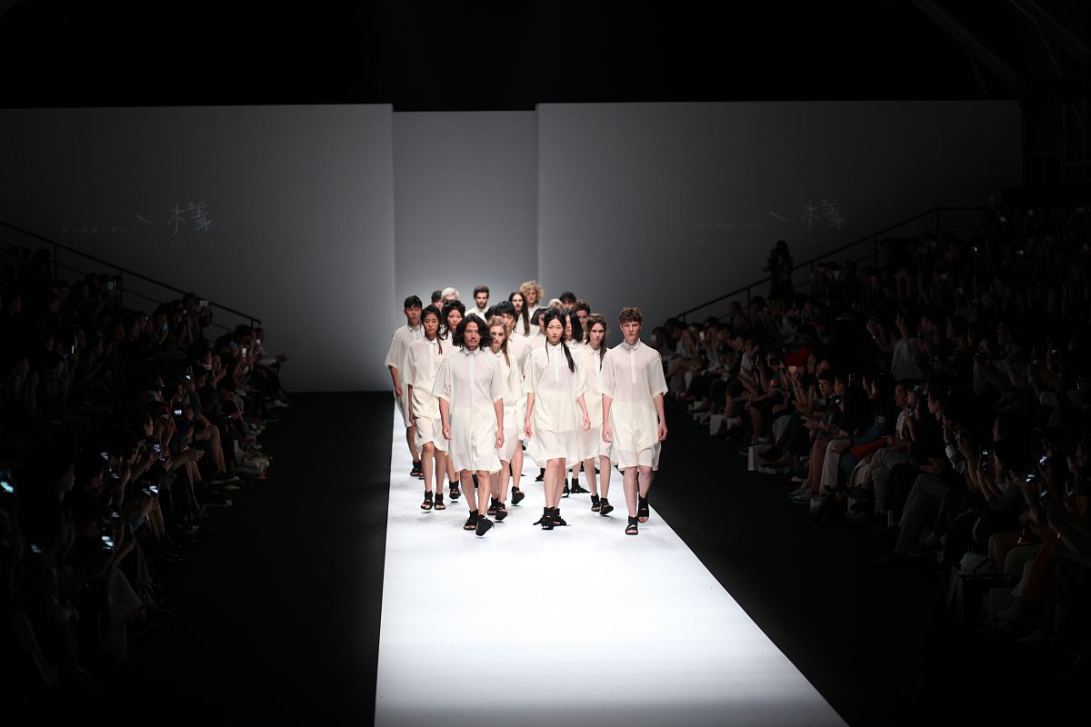 钠离子电池的正极材料可以采用钒酸盐这种材料具有高容量、高循环寿命、高安全性和良好的环保性能。钒酸盐是一种天然的矿物资源丰富价格相对较低因此造价低廉。具体的制备工艺