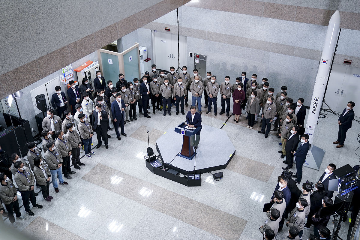 当地时间2021年10月21日,韩国高兴郡,韩国自主研发的"世界"号运载火箭
