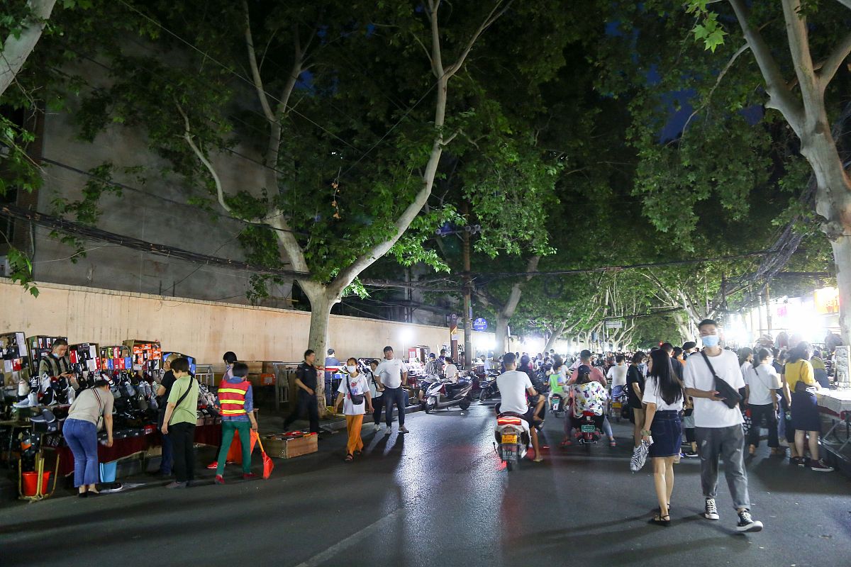 2020年6月1日,郑州健康路夜市复市,前来逛街的市民熙来攘往,而商户则