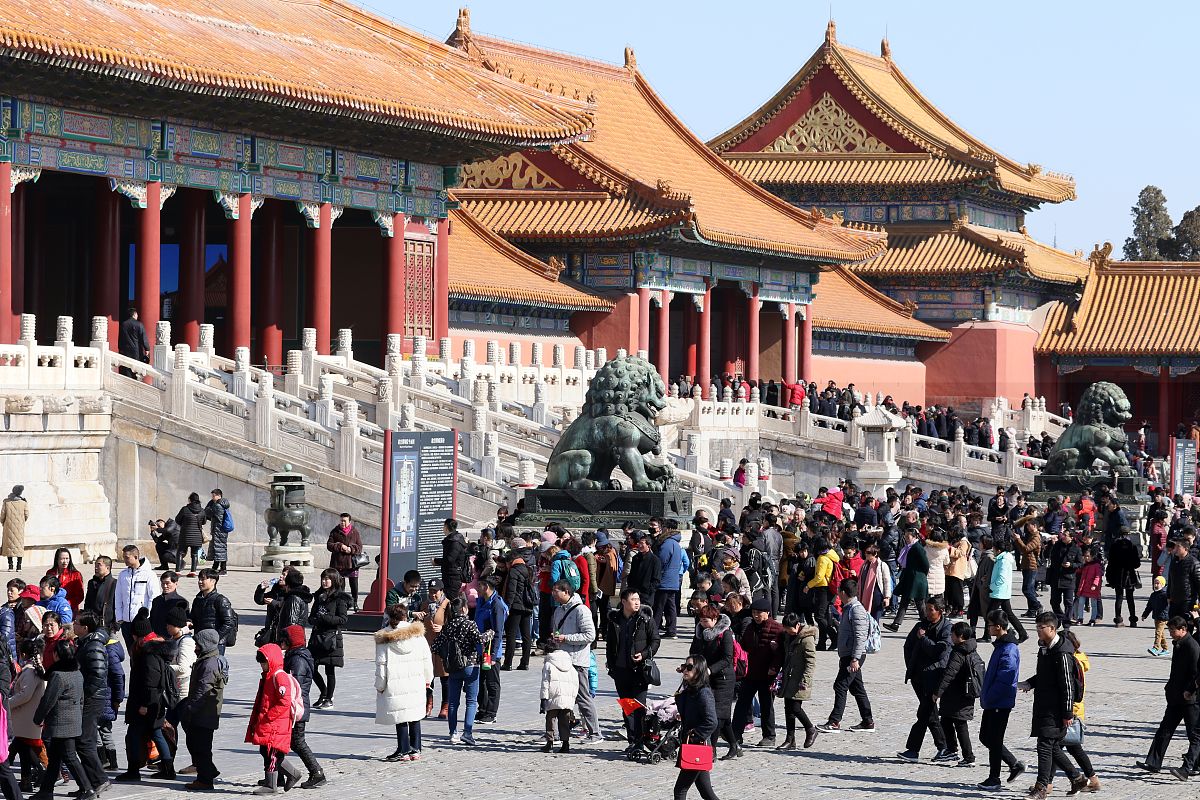 假期王灵和她的父母去了北京。他们在北京参观了长城 the Great Wall 和颐和园 the Summer Palace 品尝了当地的美食拍了很多照片还给朋友买了礼物。请根据以上信息写一篇不少于40词的短文。适合小学六年级的单词句型最后一句和locai换掉