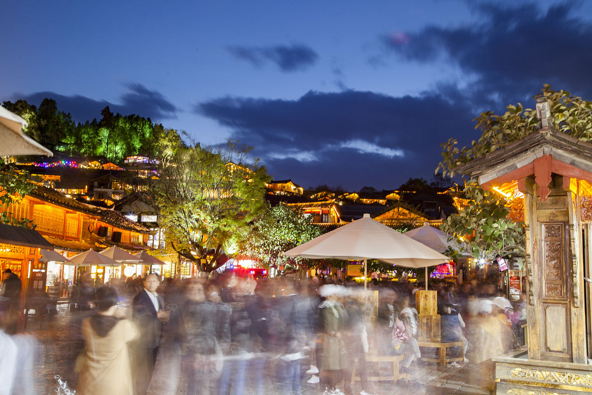 写篇500字换个地方看看人间烟火。的旅游短视频治愈文案