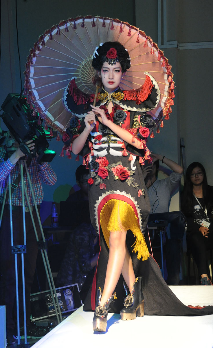2014年10月26日,一台以"遇见"为主题,名为"着色"的服饰造型秀上海戏剧