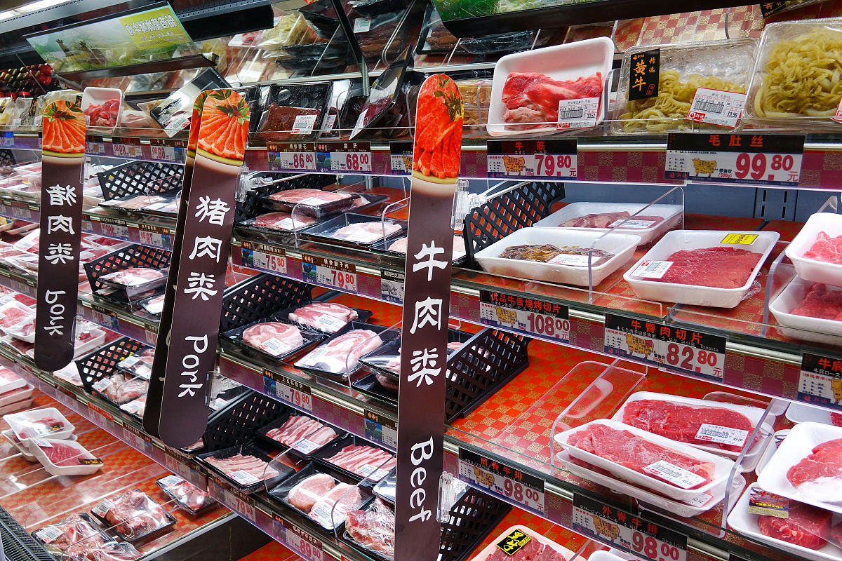 2019年11月29日,青岛,超市里的肉类区,出售猪肉,牛肉,鸡肉,禽肉等.
